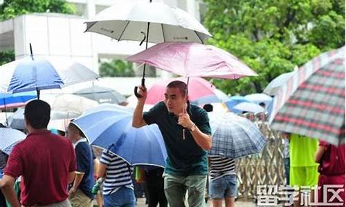 今天突降暴雨高考推迟,高考下暴雨